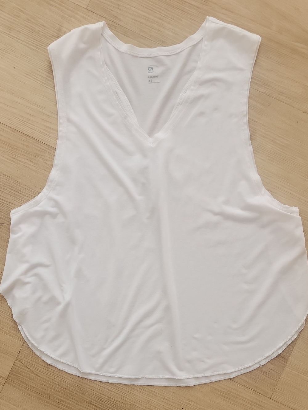 GapFit Breathe Vneck